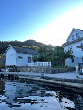 Hytte ved sjøen på Andabeløy